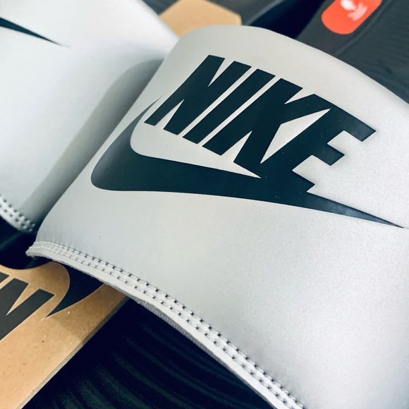 Nike Victori One Slider - Black/Metallic Silver - UK 8.5 - CN9677-006 - Picture 4 of 5